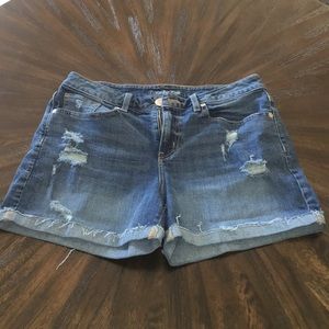 Women’s Maurices distressed denim jean shorts 9/10
